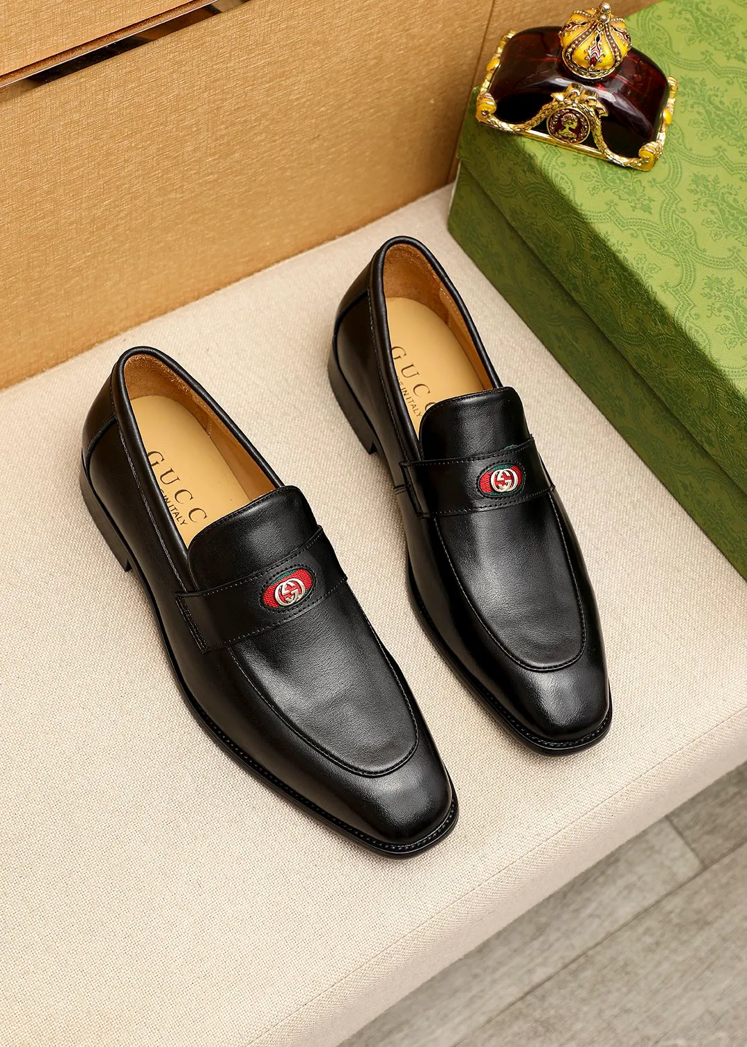 Men's shoes 💰442 💐 Product trademark: GUCCI "Gucci" casual leather shoes Regular size: 38-44 (45.46🉑️customized) Product materials: Selected imported first-layer calfskin upper + luxury hardware buckle, imported small dyed cowhide leather lining. Strong three-dimensional visual effect, combined outsole Color: 1⃣️color optional